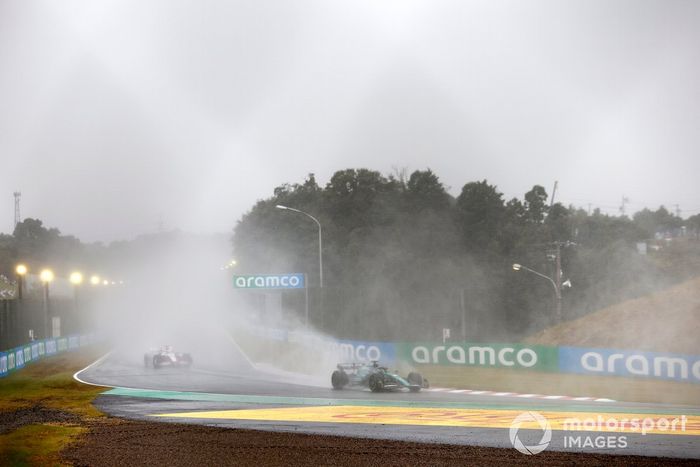 Lance Stroll, Aston Martin AMR22, Kevin Magnussen, Haas VF-22