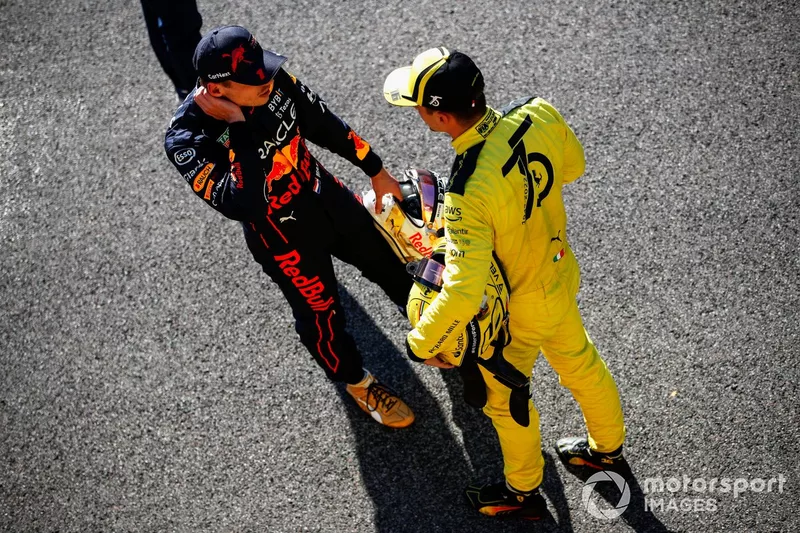Il poleman Charles Leclerc, Ferrari, parla con Max Verstappen, Red Bull Racing, dopo le qualifiche