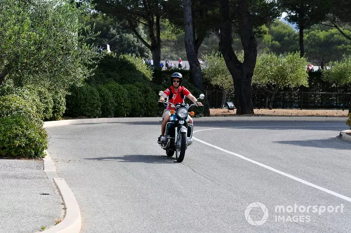 Sebastian Vettel, Ferrari, llega en su moto