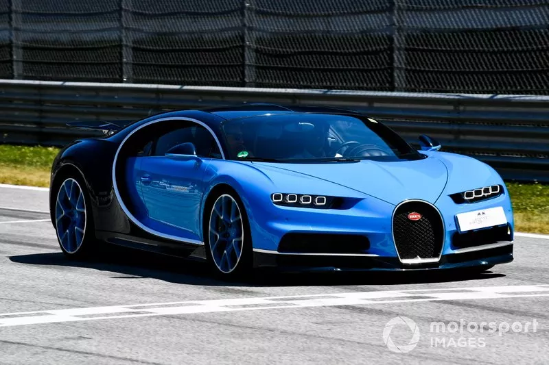 Un Bugatti Veyron en el desfile de Supercar con ex pilotos de F1