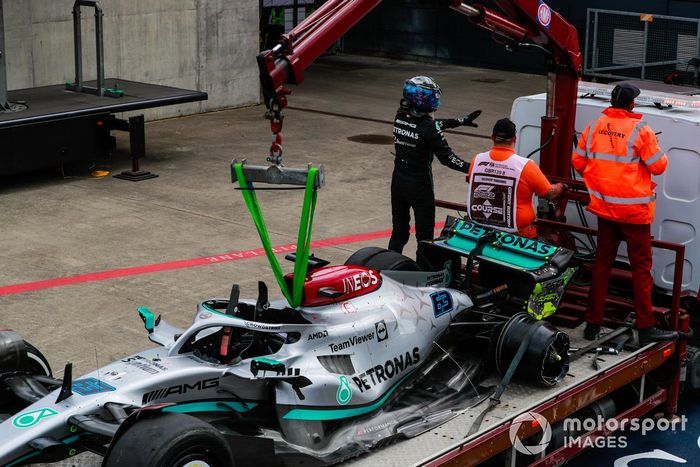 George Russell, Mercedes-AMG, ayuda a los comisarios a retirar su coche