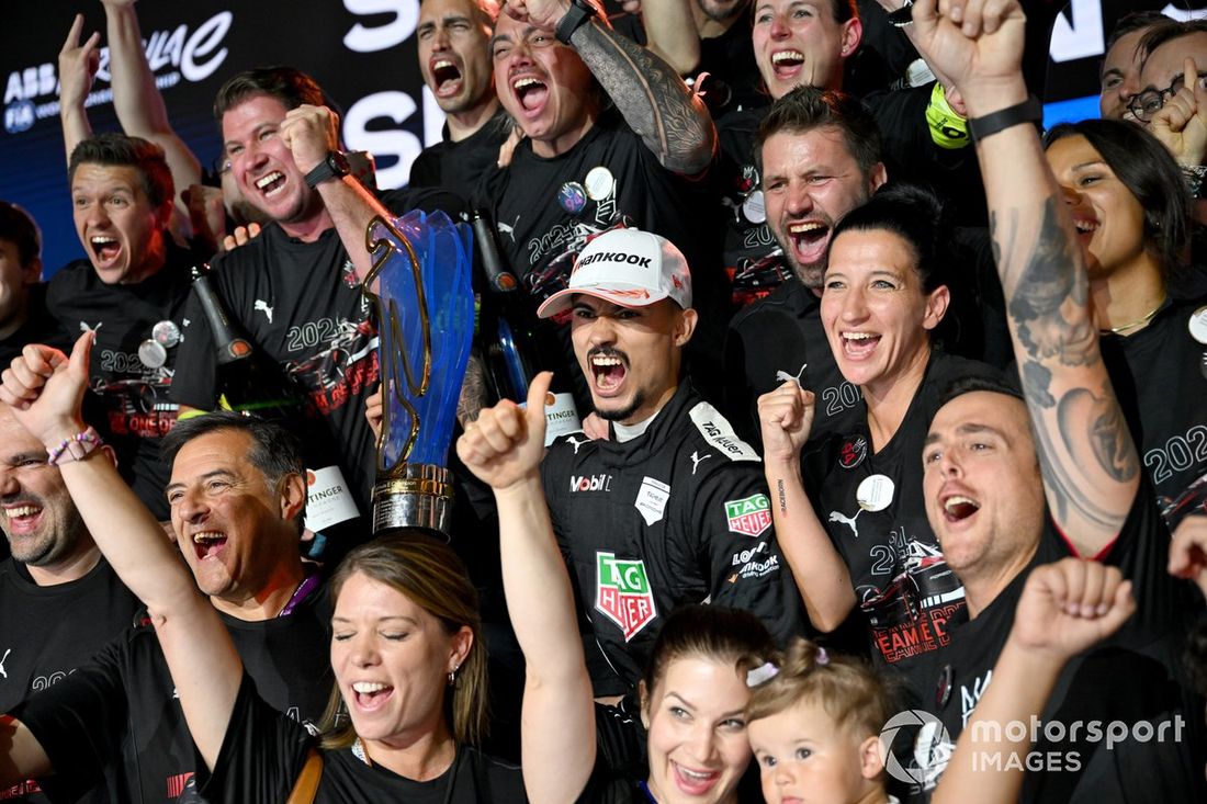El campeón del mundo Pascal Wehrlein, de Porsche, celebra con los campeones de constructores TAG Heuer Porsche Formula E Team 