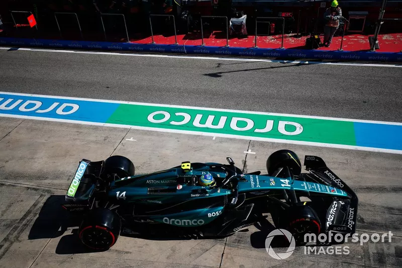 Fernando Alonso, Aston Martin AMR24, quitte le garage