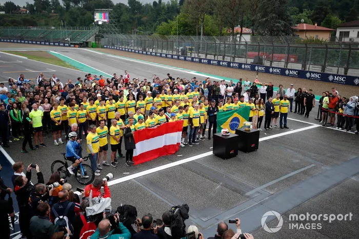 Os pilotos dos paddocks de Fórmula 1, Fórmula 2 e Fórmula 3 estão na grelha em memória de Ayrton Senna e Roland Ratzenberger
