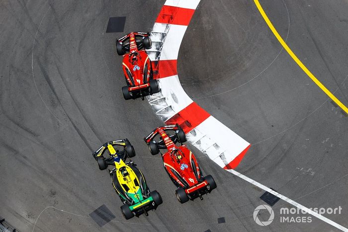 Charles Leclerc, Ferrari SF-24, Oscar Piastri, McLaren MCL38, Carlos Sainz, Ferrari SF-24, en la salida
