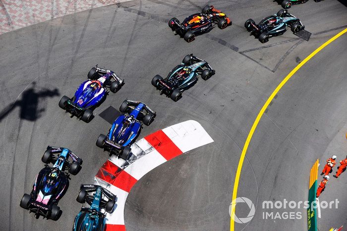George Russell, Mercedes F1 W15, Max Verstappen, Red Bull Racing RB20, Lewis Hamilton, Mercedes F1 W15, Yuki Tsunoda, RB F1 Team VCARB 01, Alex Albon, Williams FW46, Pierre Gasly, Alpine A524, Lance Stroll, Aston Martin AMR24, en la salida.