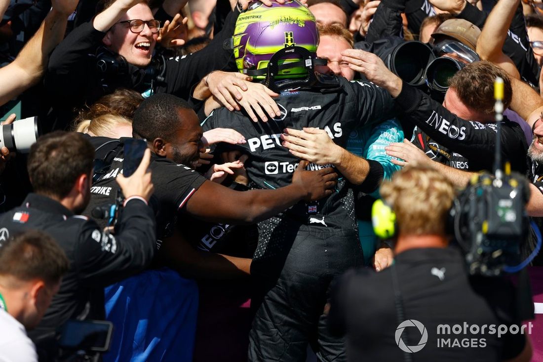 Lewis Hamilton, Mercedes-AMG F1 Team, 1. miejsce, świętuje ze swoim zespołem po przybyciu do Parc Ferme