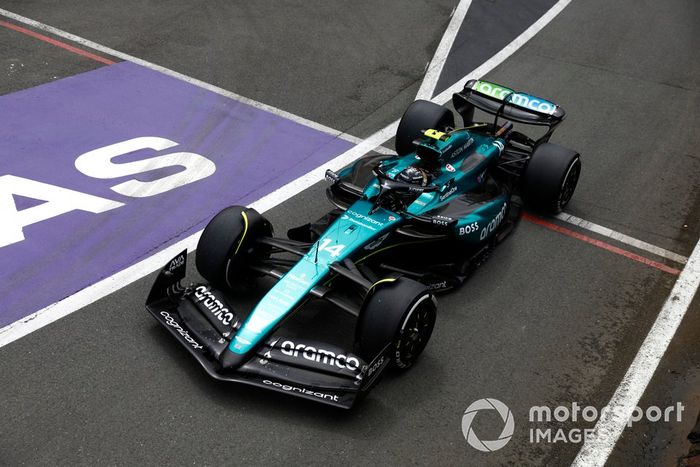 Fernando Alonso, Aston Martin AMR24, sale del pit lane