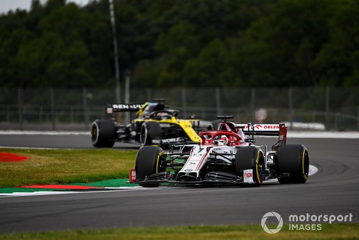 Kimi Raikkonen, Alfa Romeo Racing C39, Daniel Ricciardo, Renault F1 Team R.S.20