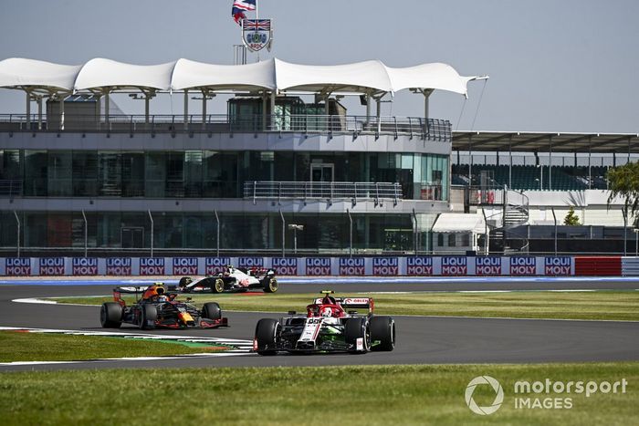 Antonio Giovinazzi, Alfa Romeo Racing C39, Alex Albon, Red Bull Racing RB16, y Kevin Magnussen, Haas VF-20