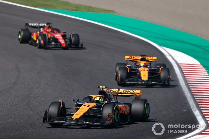 Lando Norris, McLaren MCL60, Oscar Piastri, McLaren MCL60, Charles Leclerc, Ferrari SF-23