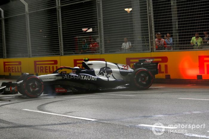Yuki Tsunoda, AlphaTauri AT04, se recupera tras un giro