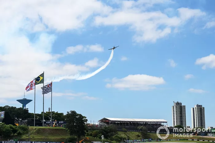 El equipo de exhibición de la Fuerza Aérea Brasileña Esquadrilha da Fumaca (Escuadrón de Humo) actúa para el público en sus EMB-314 Super Tucanos.