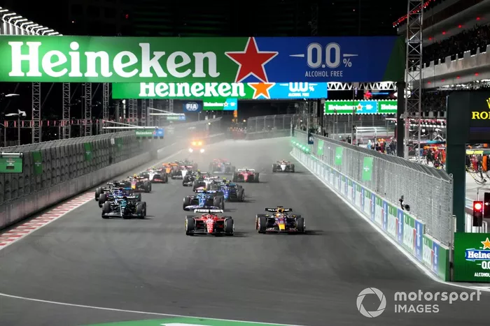 Charles Leclerc, Ferrari SF-23, lucha con Max Verstappen, Red Bull Racing RB19, por delante de George Russell, Mercedes F1 W14, Pierre Gasly, Alpine A523, Alex Albon, Williams FW45, Logan Sargeant, Williams FW45, el resto de la parrilla en la salida.