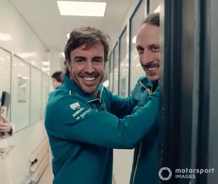 Fernando Alonso en la fábrica de Aston Martin