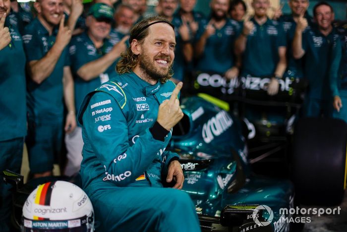 Sebastian Vettel, Aston Martin, con el equipo Aston Martin para la foto de equipo de final de temporada
