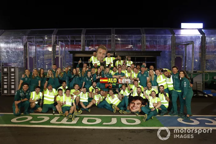 El equipo Aston Martin celebra el podio de Fernando Alonso