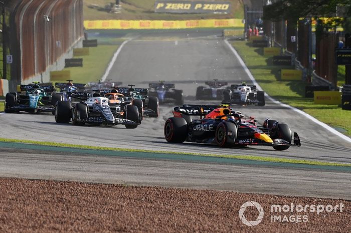 Sergio Pérez, Red Bull Racing RB18, Pierre Gasly, AlphaTauri AT03, Daniel Ricciardo, McLaren MCL36, Sebastian Vettel, Aston Martin AMR22, el resto de la parrilla al inicio de la carrera Sprint