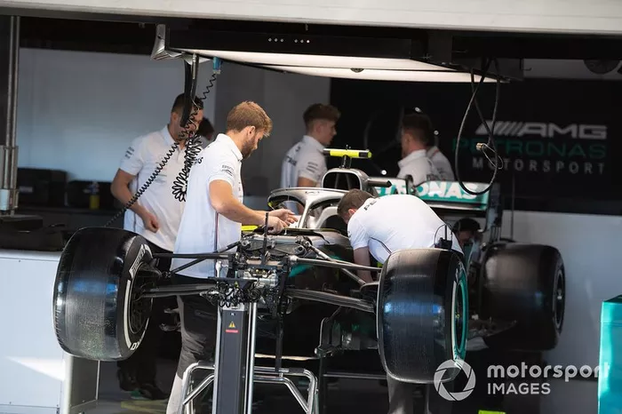 Mecánicos trabajando en Mercedes AMG F1 W10 