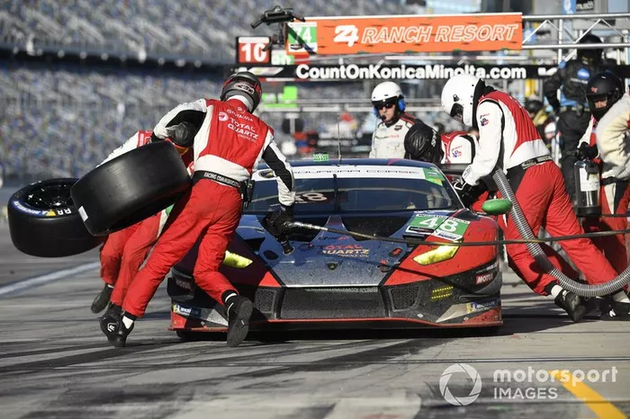 #48 Paul Miller Racing Lamborghini Huracan GT3, GTD: Madison Snow, Bryan Sellers, Corey Lewis, Andrea Caldarelli - pit stop