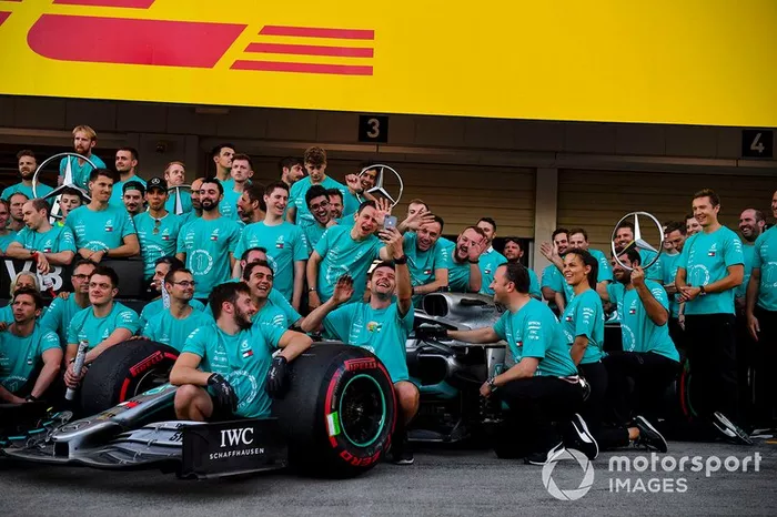 El equipo Mercedes celebra su sexto Mundial de constructores consecutivo