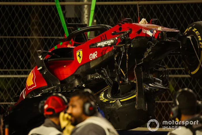Los oficiales de pista retiran el coche de Charles Leclerc, Ferrari SF21, del circuito