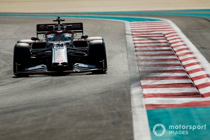 Guanyu Zhou, Alfa Romeo Racing C39 adaptado (muleto) con los Pirelli de 18 pulgadas 