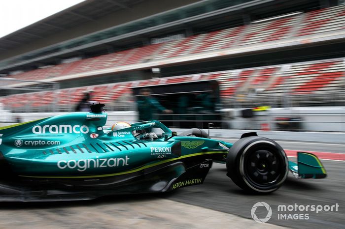 Sebastian Vettel, Aston Martin AMR22, saliendo del garaje