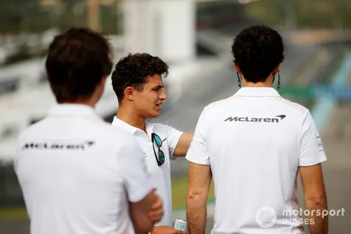 Lando Norris, McLaren camina por la pista 