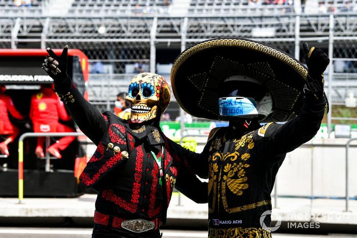 Fermín La Calaca y Mario Achi en el pit lane