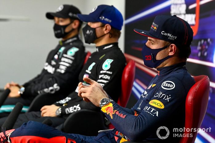 Max Verstappen, Red Bull Racing, Valtteri Bottas, Mercedes-AMG F1, George Russell, Mercedes-AMG F1, en la conferencia de prensa