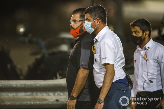 Michael Masi, Director de Carrera de la FIA, asiste a la escena del accidente de Romain Grosjean, Haas VF-20