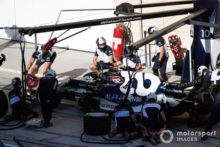 Yuki Tsunoda, AlphaTauri AT02, pit stop