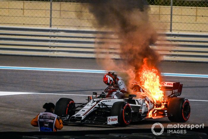 Kimi Raikkonen, Alfa Romeo Racing C39 detenido en la pista con el motor en llamas