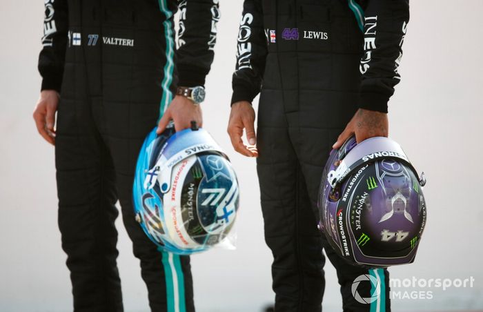 Los cascos de Valtteri Bottas, Mercedes W12 y Lewis Hamilton, Mercedes W12 