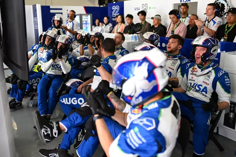 L'équipe de Racing Bulls se réjouit dans le garage