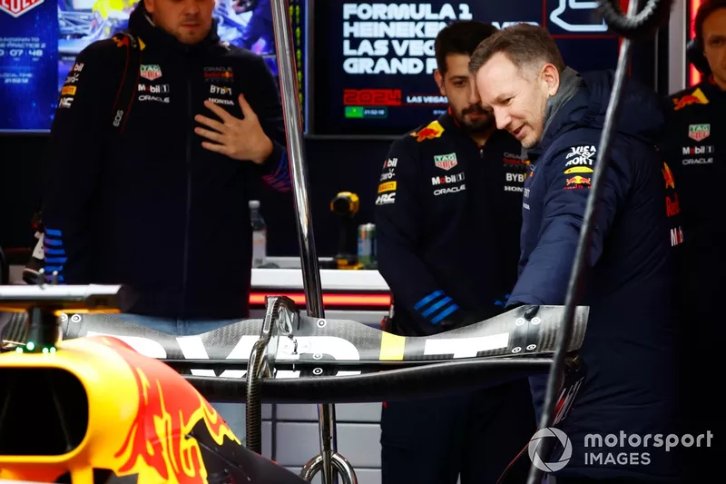 Christian Horner, Team Principal, Red Bull Racing, regarde l'aileron arrière de la voiture