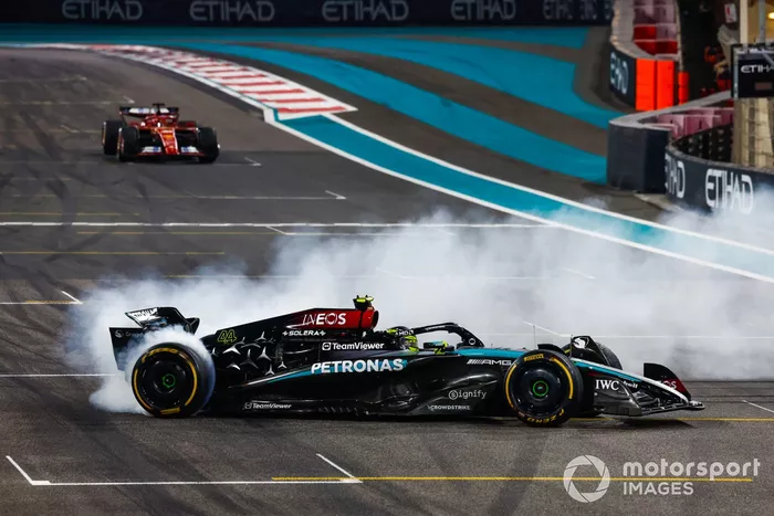Lewis Hamilton, Mercedes F1 W15, fait des donuts à la fin de la course