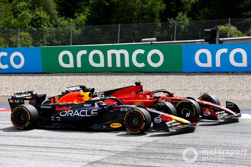 Max Verstappen, Red Bull Racing RB19, si scontra con Charles Leclerc, Ferrari SF-23