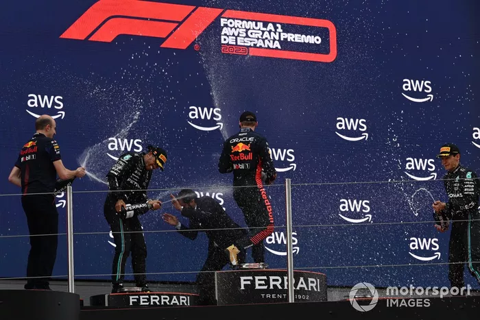 Lewis Hamilton, Mercedes-AMG, 2ª posición, Max Verstappen, Red Bull Racing, 1ª posición, George Russell, Mercedes-AMG, 3ª posición, spray de Champagne en el podio.
