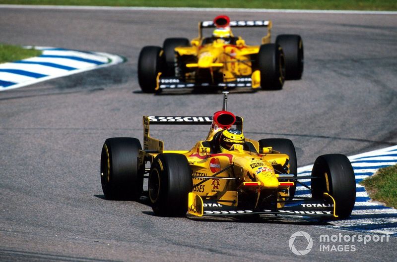 チームメイトのジャンカルロ・フィジケラをリードするラルフ・シューマッハ（ヨルダン、197号車
