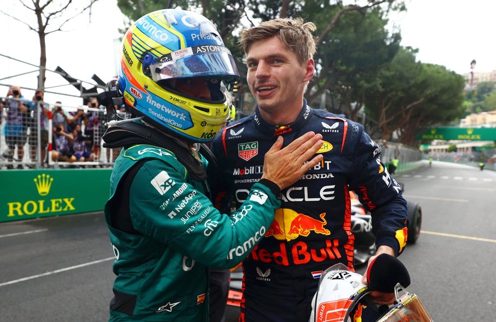 Segundo lugar Fernando Alonso, Aston Martin Racing, y el ganador de la carrera Max Verstappen, Red Bull Racing