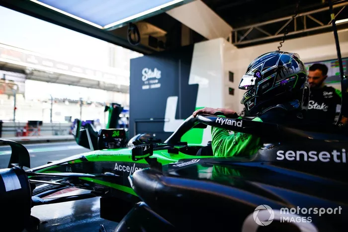 Zhou Guanyu, Stake F1 Team Kick Sauber, se prepara para los Libres 3