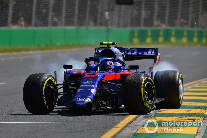 Alexander Albon, Toro Rosso STR14, sufre un trompo y daña el alerón delantero