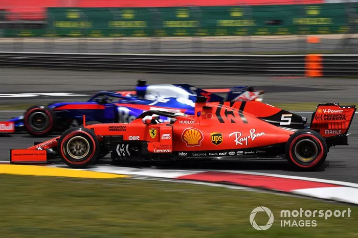 Sebastian Vettel, Ferrari SF90, adelanta a Daniil Kvyat, Toro Rosso STR14