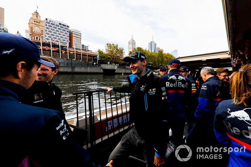 George Russell, Williams, si dirige verso l'evento a Federation Square