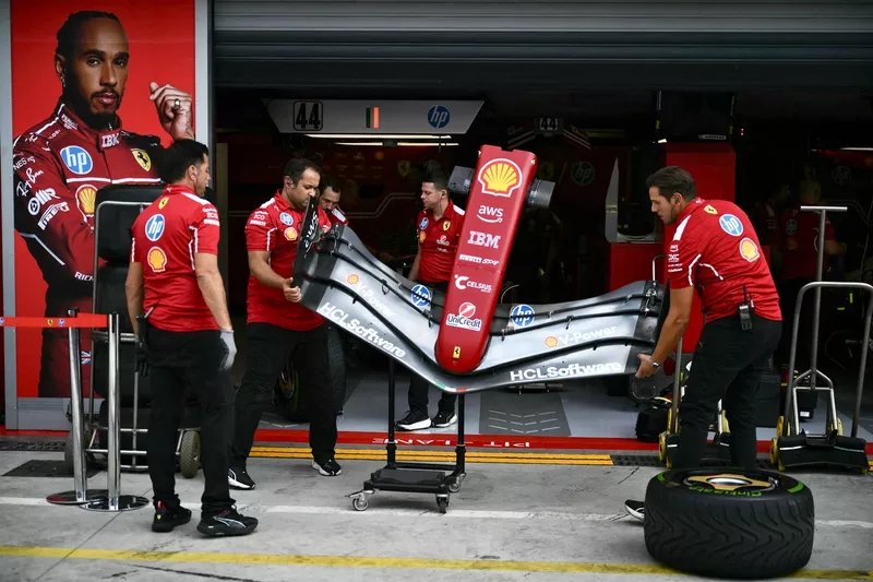 Les mécaniciens de l'équipe Ferrari au travail
