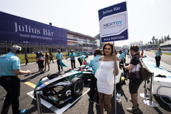 Gridgirl für Polesitter Oliver Turvey, NEXTEV TCR Formula E Team