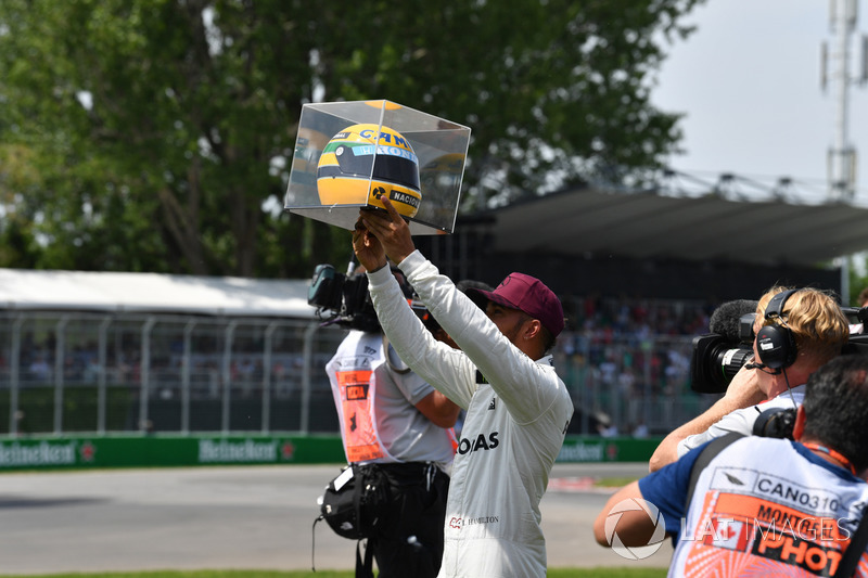 Lewis Hamilton, Mercedes AMG F1, pole rekorunu egale ettiğinde kendisine hediye edilen Ayrton Senna kaskı ile