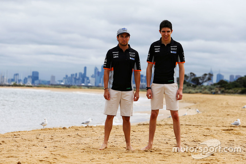 (Зліва направо): Серхіо Перес, Sahara Force India F1, та Естебан Окон, Sahara Force India F1 Team, грають у волейбол на пляжі Брінгтон